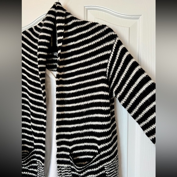Guess brand Black and White Open Knit Cardigan Sweater with pockets. Size XS - Picture 6 of 15